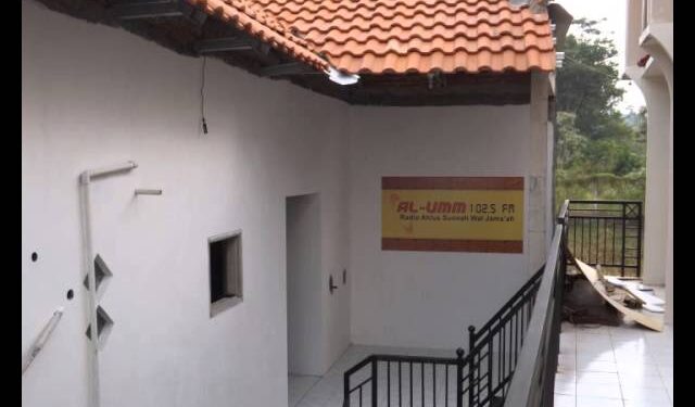 IMAM SHALAT “LEGENDARIS”, SUARA “PELIPUR LARA”